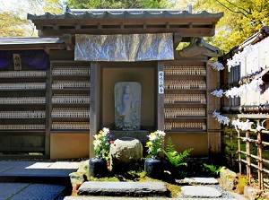 Kannon statue and many Kokeshis in Entsuin