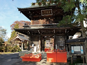 Huge geta of Tokoji