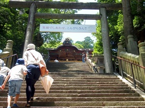 Long approach of Kotohira-gu