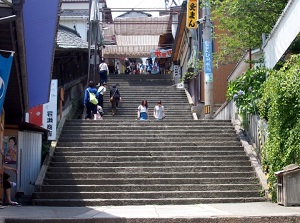 Around the foot of Kotohira-gu