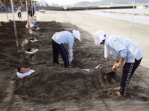 Covering sand on visitor in Ibusuki